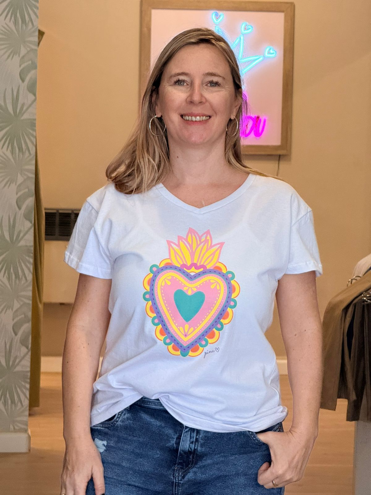 remera pina corazon colores